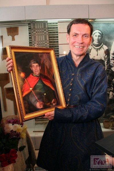 Гурт вишивальниць "Макоша", з якими Юрій Мельничук співпрацює 20 років, подарували йому вишуканий портрет, де зобразили ювіляра в образі гетьмана з булавою.