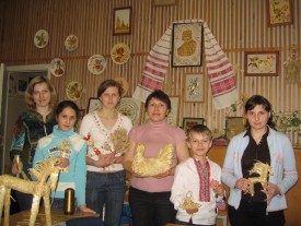 Раїса Павленко (посередині) з вихованцями 