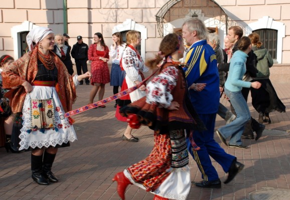 Народні танці під час Великодніх забав в музеї Івана Гончара