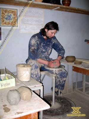 Іван Бобков, художник-кераміст. Зліва - шматки кількох видів глини