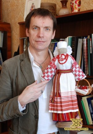 Юрій Мельничук з нитяною лялькою, на якій відворений 