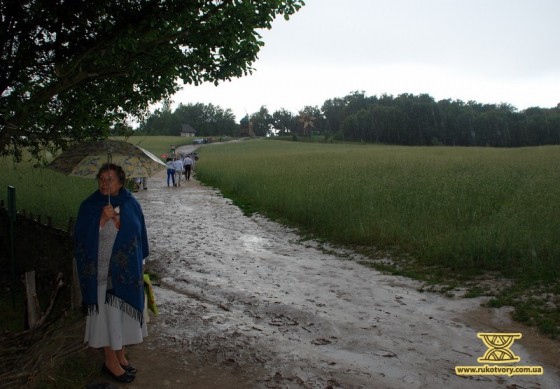 Після дощу битий шлях на території Пирогова розкис