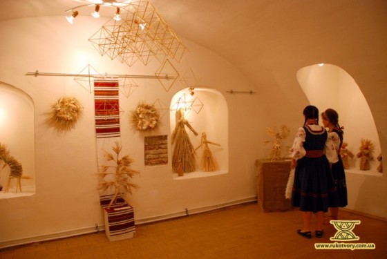 Підвальна зала Музею Гетьманства, де триває виставка солом'яних виробів Ірини Білай та її учнів