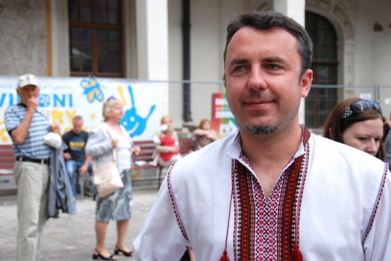 Польський кераміст Пшемислав Пешко придбав собі українську сорочку. Каже, надалі відвідуватиме у цій сорочці культурно-мистецькі заходи