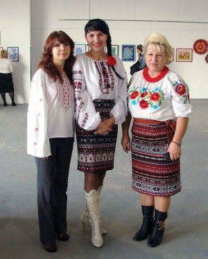 (Зліва-направо) Віта Клеветенко, Вікторія Тимошенко, Валентина Хоменко, майстри петриківського розпису