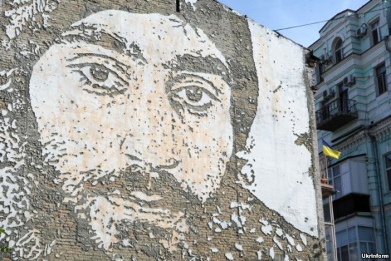 Портрет Сергія Нігояна на Михайлівській площі, створений португальським художником Алешандре Фарту