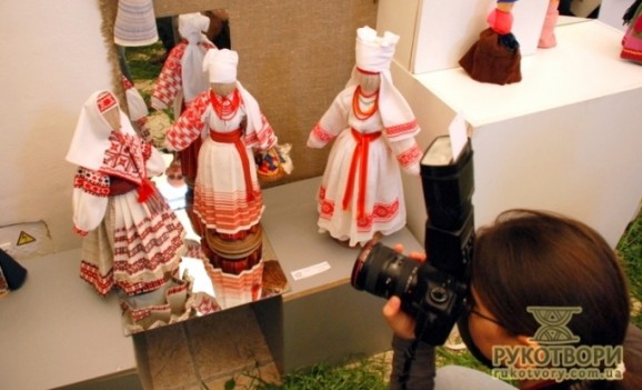 Виставка ляльок в українському вбранні та збірка вишивки Юрія Мельничука