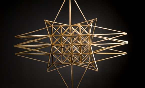 Жива геометрія: виставка «павуків» з соломи